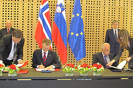 Statssekretær Erik Lahnstein (tv) og Slovenias kommunal- og regionalminister Boštjan Žekš underteikner avtalen om fordelinga av EØS-middel. Foto: Nicola Johnston, FMO