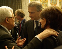 Utenriksminister Støre og Norges FN-ambassadør Mona Juul hilser på palestinernes president Abbas i forbindelse med møtet i FNs sikkerhetsråd. Foto: Siri Gjørtz, UD