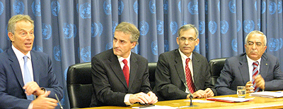 Fra pressekonferansen etter møtet i den internasjonale giverlandsgruppen (AHLC) for bistand til Det palestinske området. Fra venstre: Tony Blair (kvartettens spesialutsending for Midtøsten), Jonas Gahr Støre, Aaron Abramovich (utenriksråd i det israelske utenriksdepartementet) og Salam Fayyad (statsminister for den palestinske selvstyremyndigheten). Foto: UD