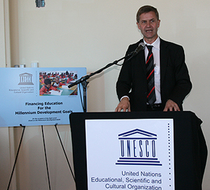 Miljø- og utviklingsminister Erik Solheim vil bidra til at de 72 millioner barna som i dag ikke får gå på skole, får denne muligheten. Foto: UD