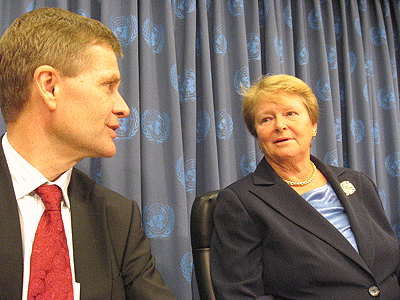 Utviklingsminister Erik Solheim sammen med tidligere miljørvernminister og tidligere statsminister Gro Harlem Brundtland under CSD-konferansen i New York. Foto: UD