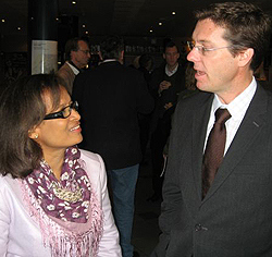 Statssekretær Håkon A. Gulbrandsen og Geraldine Fraser-Moleketi fra UNDP presenterte mandag rapporten som kårer Norge til verdens beste land å bo i. Foto: UD