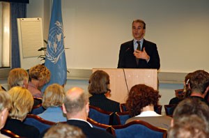 Bilde: Jonas Gahr Støre under sin redegjørelse om FN-spørsmål foran FNs generalforsamling seinere i høst. Foto: Petter Foss, UD