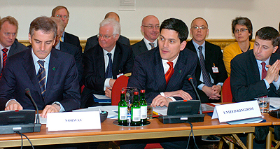 Foreign Minister Støre (left) during the AHCL meeting in London. Norway thanked the participants, in particular the Palestinians and Israelis, for their spirit of cooperation. (Photo: MFA)