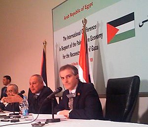 Utenriksminister Støre, Egypts utenriksminister Gheit (i midten) og den palestinske statsminister Fayyad møter pressen etter giverlandskonferansen i Sharm el Sheik 2.  mars. Foto: Haakon Svane, UD