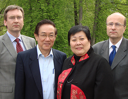 Seniorrådgiver Vegar Brynildsen (UD), forhandlingsledere fra henholdsvis NDFP og GRPs forhandlingspaneler Mr Luis Jalandoni og Ms Nieves Confesor og Hans Brattskar avtroppende spesialutsending for fredsprosessen på Filippinene. Foto: UD