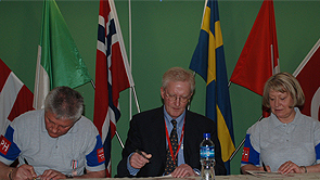 The new head of mission, Brigadier Brestrup (right) with Norway’s Ambassador in Israel, Biørn Lian, and former head of mission Brigadier Grøttheim (left) during the ceremony to mark the change in leadership at TIPH headquarters on 28 March.