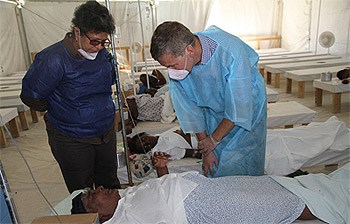 Erik Solheim besøker de kubanske legenes feltsykehus i Mirebalais, noen mil nord for Haitis hovedstad Port-au-Prince. Pasientene får behandling for kolera. Det var i denne byen epidemien brøt ut i oktober i fjor. Foto: Anne Vinding, UD