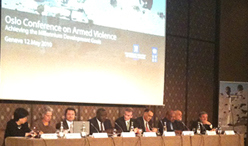 Panelet under konferansen. (Støre i midten). Foto: UD