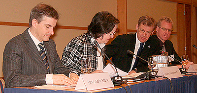 From left: Foreign Minister Støre, Veerle Vandeweerd, UNDP, Jan Egeland, Norwegian Institute of International Affairs and Ian O'Donnell, ProVention. Photo: Pierre de Brisis, MFA