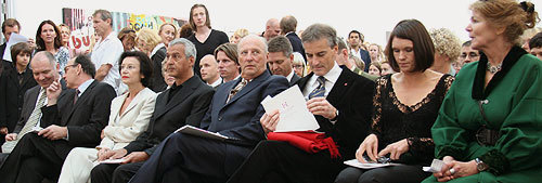 Bilde: Kong Harald var blant tilhørerne da utenriksminister Støre åpnet årets høstutstilling. Foto: Pierre de Brisis, UD