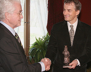 Lars Roar Langslet og Jonas Gahr Støre (th). Foto: Pierre de Brisis, UD