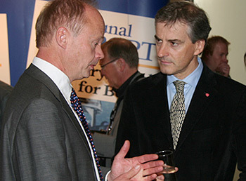 Utenriksminister Jonas Gahr Støre (th) møtte torsdag deltakere på KS' kommunedager. Foto: UD