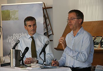 Utenriksminister Jonas Gahr Støre og Leiv Lunde fra Refleksprosjektet (Foto: Therese Saur/UD)