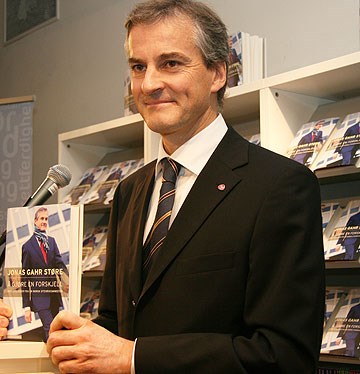 Utenriksminister Støre lanserte boken Å gjøre en forskjell på Litteraturhuset i Oslo mandag 10. november 2008. Foto: MB. Haga, UD