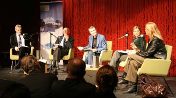 Hele panelet samlet til debatt på Litteraturhuset (Foto: Marta B. Haga, UD)