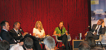 Deltakere i paneldebatten under Kinamøtet 17.06.08. Fra venstre: Lars Berge Andersen, Henning Kristoffersen, Eva Bratholm, Kristin Dalen og Jonas Gahr Støre.  Foto: Cathrine Andersen, UD