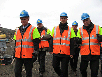 På vei inn i Svalbard globale frøhvelv: F.v. Cary Fowler (direktør i Det globale fondet for plantemangfold), John Acher (Reuters), utviklingsminister Erik Solheim, Johnny Davis (Daily Telegraph) og Magnus B. Tveiten (Statsbygg). Foto: Mari Tefre/Global Crop Diversity Trust
