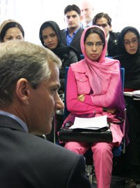 Utenriksminister Støre møter studenter i Kabul. Foto: K. Enstad, UD