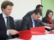 Avtalen ble signert av Norges Røde Kors’ stedlige representant Christian Gahre, Forbundets representant i Kabul, fungerende helseminister Dr Suraya Dalil og vise-finansminister Mustafa Mastoor. Foto: Ambassaden Kabul