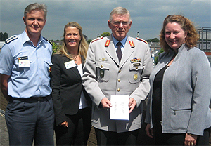 Den norske delegasjonen til PRT-konferansen i Maastricht 2.-4. juni overleverer en kopi av den norske strategien til general Egon Ramms, Commander Allied Joint Forces Command Brunssum (JFC HQ). Fra venstre: Oberst Helge-Tore Markussen (FD), Mariann Murvoll (UD), general Ramms og Helene Sand Andresen (UD).