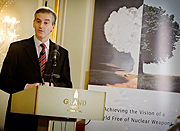 Utenriksminister Støre holder innlegg under nedrusningskonferansen 27.02.08.  Foto: UD