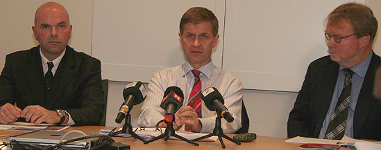 Norads direktør Poul Engberg-Pedersen (th) og advokat Erling Grimstad (tv) deltok  i presentasjonen av tiltakene.  Foto: Pierre de Brisis, UD