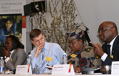 Miljø- og utviklingsminister Erik Solheim, direktør i Verdensbanken Ngozo Okonjo-Iweala (midten) og Afrikabankens president Donald Kaberuka diskuterte kvinner og likestilling under konferansen "Empowerment of women" i København 17. april. Foto: UD