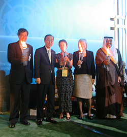 Generalsekretær Ban Ki-moon sammen med mottakerne av fakler. Foto: UD