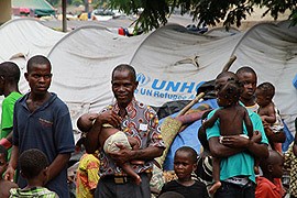 Miljø- og utviklingsminister Erik Solheim besøker den katolske misjonen i Duékoué, vest i Elfenbenskysten der et stort antall internflyktninger har søkt tilflukt i en enorm flyktningleir. Det var i dette området de verste massakrene skjedde under konflikten mellom tidligere president Laurent Gbagbo og hans etterfølger, Alassane Ouattara. Foto: Trond Viken, UD