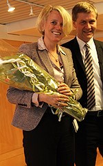 Norads nye sjef, Villa Kulild, med blomster og miljø- og utviklingsminister Erik Solheim. Foto: Ragnhild H. Simenstad, UD