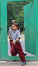 Skoledagen er i ferd med å starte ved Kirne Project School i Nepal. I de fleste utviklingslandene går nå jenter mer på skole enn for få år siden. Nesten 90 prosent av alle barn i utviklingsland går nå på barneskole, mot 80 prosent i 1990. Økningen er størst blant jenter.