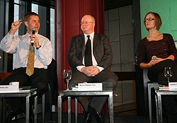 Erik Solheim diskuterte budsjettstøtte med bl.a. Morten Høglund (Frp) og Annette Trettebergstuen (Ap). Foto: UD