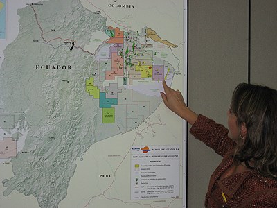Bilde: Ecuadors miljøvernminister Ana Alban Mora viser fram kart over verneområder i Ecuador; mot Colombia i nord og Peru i øst og sør. Foto: Wera Helstrøm, UD