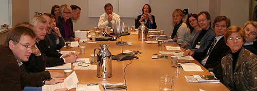 Erik Solheim og statssekretær Stenhammer presenterer planen for handelsrettet utvilingssamarbeid. Foto: Pierre de Brisis, UD