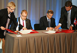 Utenriksminister Støre og utenriksminister Urmas Paet undertegnet 08.06.2011 i Oslo avtalen om fordelingen av EØS-midler til Estland fram til 2014.  Foto: C.Grotnes Halvorsen, UD