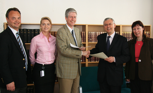 Fra venstre: Avd.direktør Olav Myklebust, rådgiver Nini P. Halle, ekspedisjonssjef Rolf Einar Fife fra UDs Rettsavdeling og videre Storbritannias ambassadør til Norge, H.E. David Powell og ambassaderåd Anneli Conroy. Foto: M.B.Haga/Kommunikasjonsenheten, UD