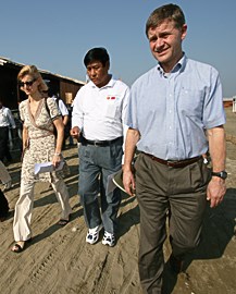 Miljø- og utviklingsminister Erik Solheim sammen med den danske utviklingsministeren Ulla Tørnæs (til venstre) og Burmas viseutenriksminister og general Kyaw Thu (i midten) besøker en syklonrammet landsby i Irawaddy-deltaet i Burma i januar 2009. Foto: UD