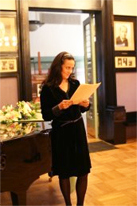 Under åpningen av Hamsun-dagene ble publikum presentert for kvinnebedåreren Hamsun.  To kjente skuespillere fra MKHAT-teateret leste opp erindringene til Marie Hamsun og Maria Germanova, begge kvinner som spilte viktige roller i dramaet om forfatterens liv. Foto: Ambassaden i Moskva, Kulturseksjonen