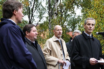 Fra venstre: Andrej Sjaljov ny  konsul i Arkhangelsk, guvernør Mikhaltsjuk, generalkonsul Jon Fredriksen, utenriksminister Støre. Foto: M.Kopstad, UD