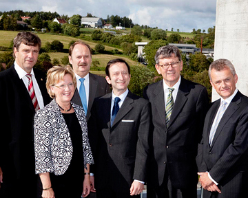 Fra venstre: Dekan ved UiS, Per Arne Bjørkum, rektor Aslaug Mikkelsen, professor Kurt M. Reinicke fra Universitetet i Clausthal, den tyske ambassadøren Viktor Elbling, spesialrådgiver i Utenriksdepartementet, Bjørn Tore Godal, og styreformann i Lyse Energi AS, Ivar Rusdal. Foto: Elisabeth Tønnessen