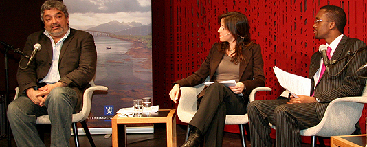 Fra debatten på Litteraturhuset 07.04.08. Foto: deBrisis, UD
