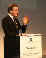 Utenriksminister Jonas Gahr Støre legger frem stortingsmeldingen (Foto: Therese Saur/UD)