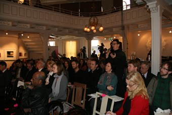 Flere av tilhørerne benyttet anledningen til å stille spørsmål etter presentasjonen (Foto: Therese Saur/UD)