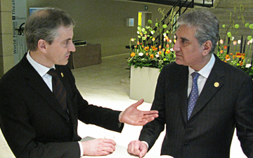 Under Haag-konferansen 31. mars hadde utenriksminister Støre bl.a. et møte med Pakistans utenriksminister Makhdoom Shah Mahmood Qureshi. Foto: B.Jahnsen/UD