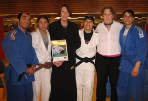 1 Atefa Hussaini, 2 Kombeiz Naseer, 3 Stenhammer, 4 Tasseer Syaposh (første afghanske jente med svart belte i judo), 5 Vibeke Tiblin, 5  Lina Ghamy