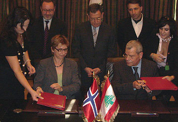 Undertegnelsesseremoni i forbindelse med miljøavtalen mellom Norge og Libanon. Stående: Zeina Majdalani - Higher Relief Council, Martin Yttervik - ambassaderåd, statsminister Fouad Siniora, Direktør i miljødirektoratet Dr. Berj Hatijian, Ghada Mitri - miljødirektoratet.