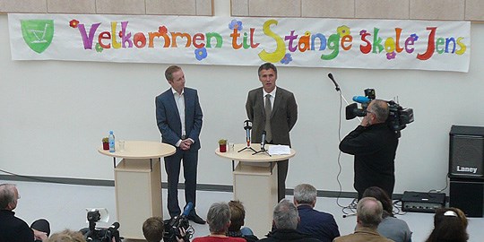 Jens Stoltenberg og Bård Vegar Solhjell på Stange skole. Foto: SMK