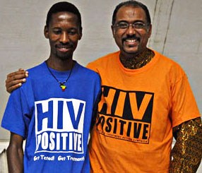 UNAIDS-sjef Michel Sidibe sammen med en aktivist fra en township utenfor Cape Town i Sør-Afrika. Foto: UNAIDS/G. Williams
