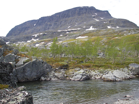 Navitelva i forgrunnen. Fjellet Šlimpogáisá i bakgrunnen. Foto: Per Olav Aslaksen.